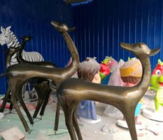 小区抽象鹿铜雕