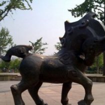 公园低头的抽象小马动物铜雕