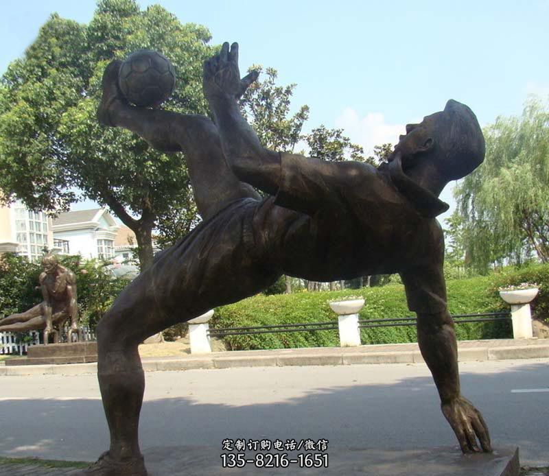射门的足球运动员铜雕 