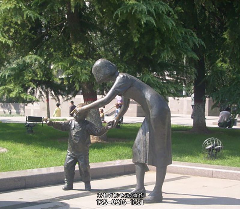 小孩学走路成长铜雕
