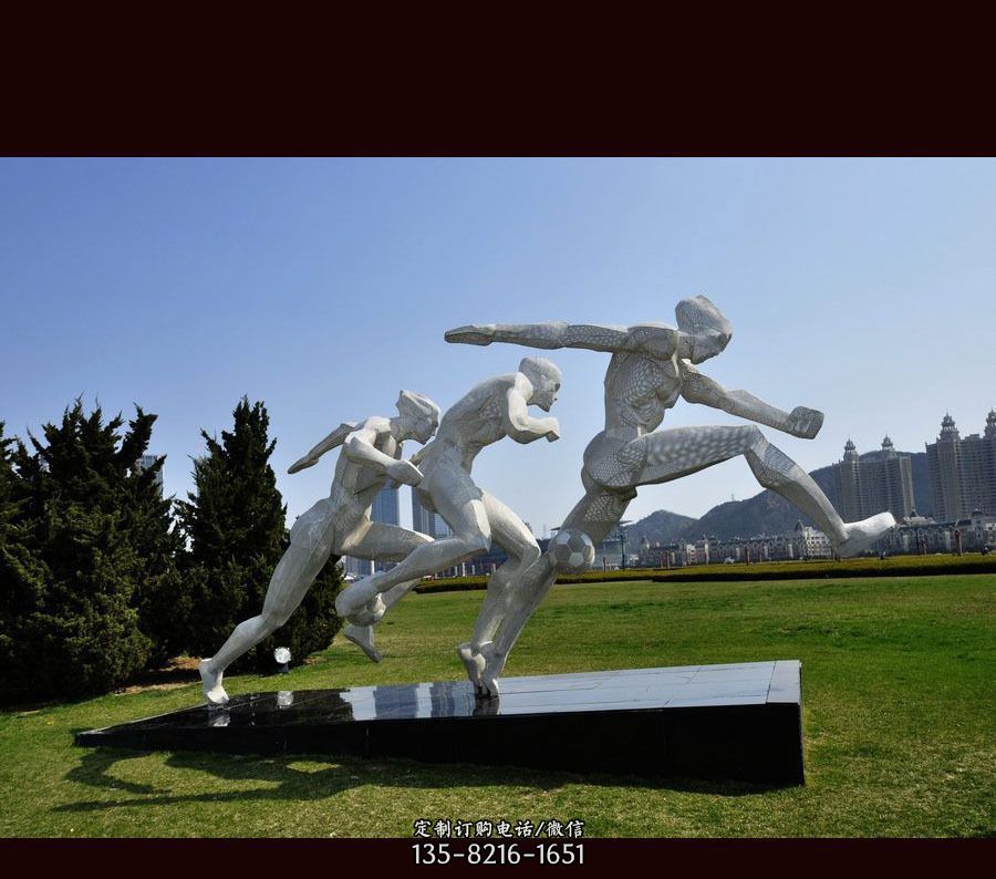 公园不锈钢踢足球人物雕塑