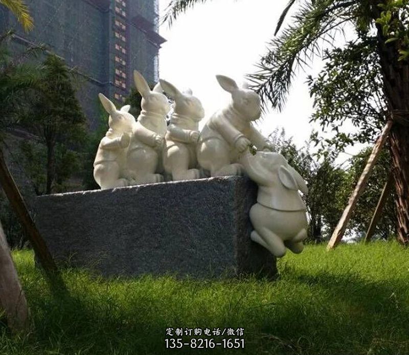 石雕兔子，公园动物情景景观图片