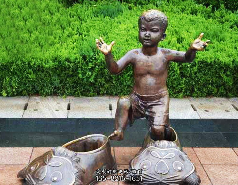 穿老虎鞋的小孩公园小品玻璃钢仿铜雕塑