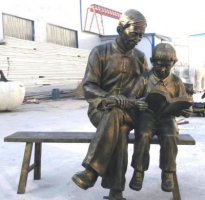 公园座椅看书的祖孙俩铜雕