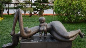 抽象母子铜雕-雕塑公园生命之桥