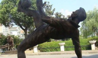 射门的足球运动员铜雕 