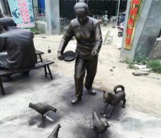 铜雕老人喂鸡庭院人物雕塑