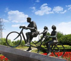 铜雕一家人骑车雕塑