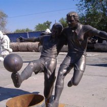 铜雕公园踢足球运动员人物