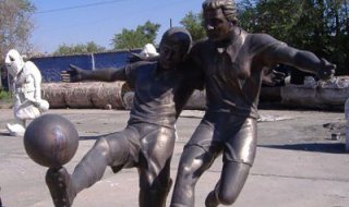 铜雕公园踢足球运动员人物