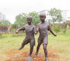人物踢足球公园铜雕