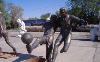 铜踢足球人物铜雕塑
