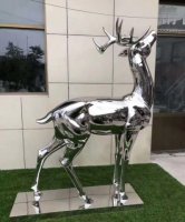 不锈钢镜面抬头鹿雕塑1