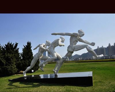 公园不锈钢踢足球人物雕塑