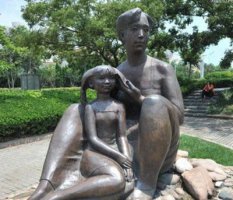 公园抽象母女铜雕