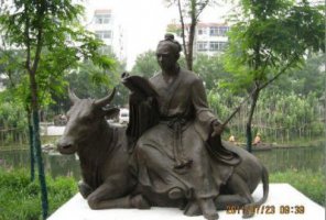 坐在牛背上看书人物铜雕