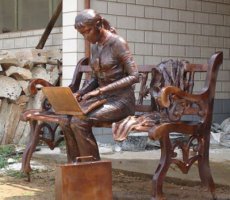 玩电脑广场人物铜雕