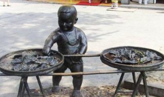 养蚕的儿童铜雕