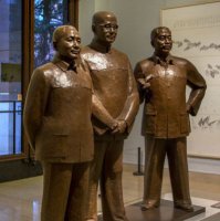 广场三个伟人人物铜雕