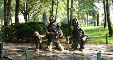 公园赶路的抽象妇女和小孩小品铜雕