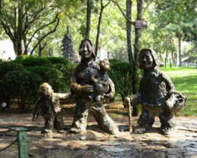 公园赶路的抽象妇女和小孩小品铜雕