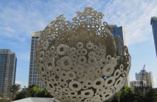不锈钢圆圈镂空球景观雕塑