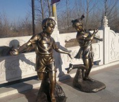 公园摆件编花篮玻璃钢仿铜人物雕塑
