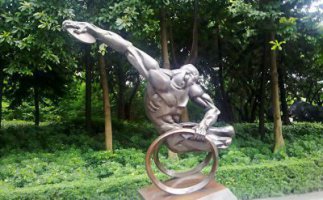 公园坐轮椅掷铁饼的人物景观铜雕