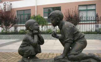 公园小孩玩耍人物铜雕