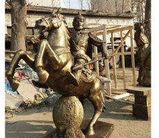 公园人物骑马的战士铜雕