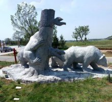 石雕狗熊公园动物雕塑