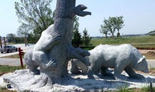 石雕狗熊公园动物雕塑