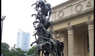 公园不锈钢叠在一起的马抽象雕塑