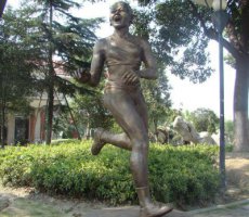 女人跑步铜雕