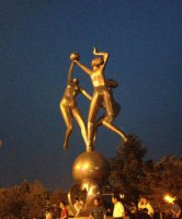 广场打排球的女孩景观铜雕
