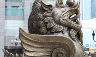  法院大门神兽雕塑：传承中华文化的象征