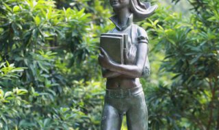 校园抱着书走路的学生景观铜雕