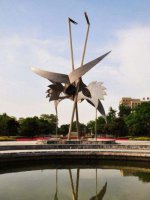 不锈钢大型广场抽象仙鹤雕塑