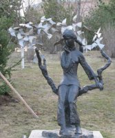 公园和平鸽和小女孩景观铜雕