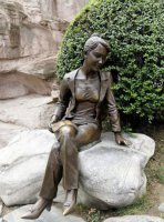 公园看书的女人人物铜雕