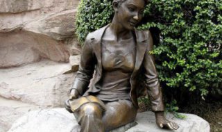 公园看书的女人人物铜雕