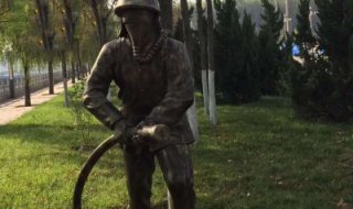 公园灭火的消防员铜雕