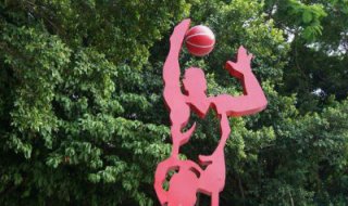 抽象打篮球的人物公园不锈钢雕塑