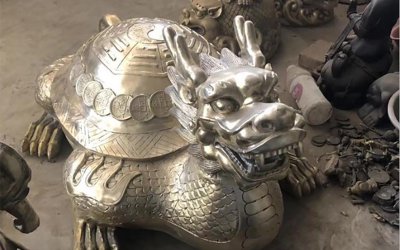  铜雕龙龟：中国传统雕塑的吉祥化身