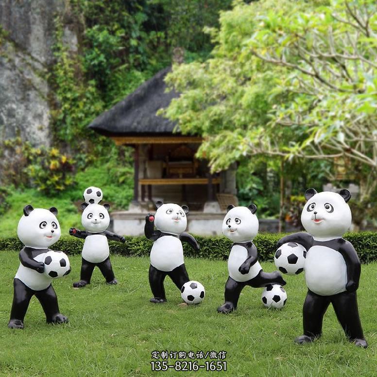 肃州区踢足球的熊猫雕塑