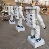 身着宇航服的宇航员雕塑