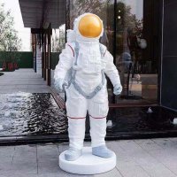 宇航员站姿雕塑