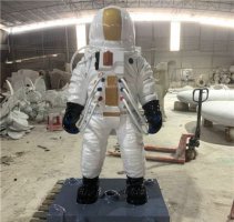 身穿宇航服的宇航员雕塑