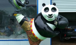 熊猫雕塑-电影院室内摆放卡通功夫熊猫玻璃钢雕塑