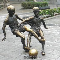 步行街踢球人物体育景观雕塑